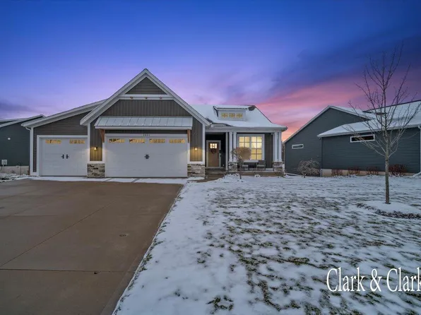 2651 Meadow Woods Dr, Grand Rapids, MI 49534