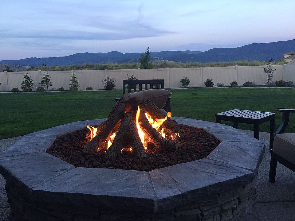 Gas fire pit w/ceramic logs 