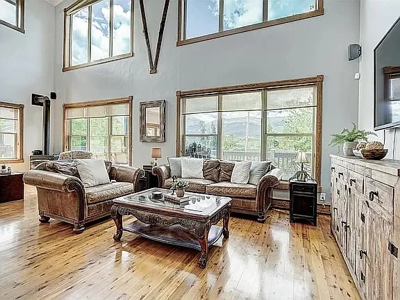 3 bed, 2.5 bath, 3358 sqft, $8,000 — Photo 3