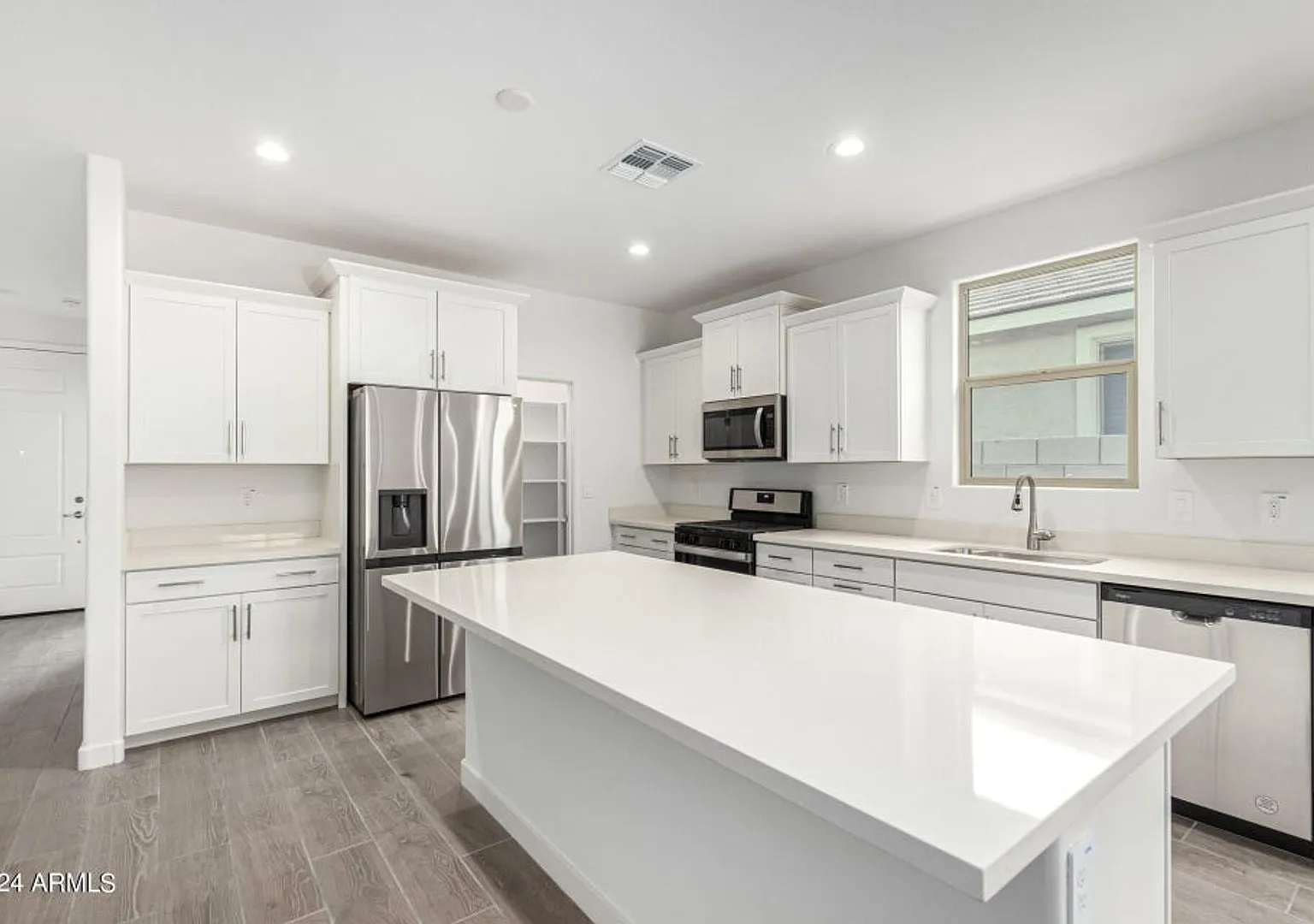 Spacious 3 bed 3 bath Single Story in Avondale — Photo 3