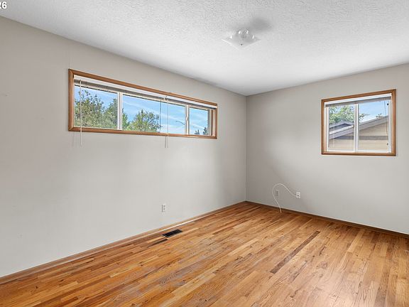 5th image of 807 SE 169th Dr