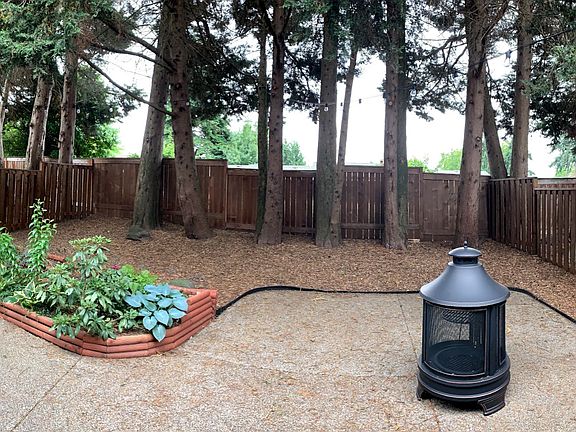 2nd image of 1148 SE Roundelay St