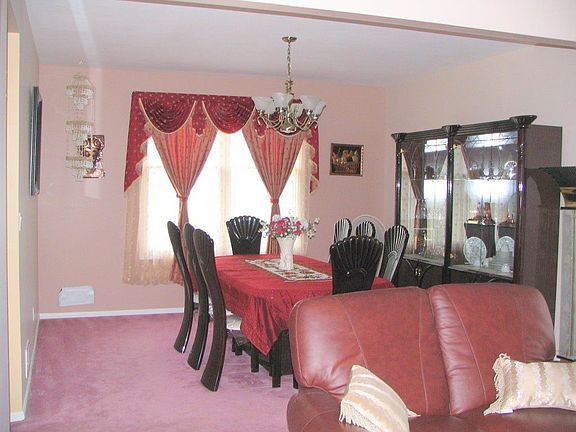 5th image of 33 Burgundy Ct