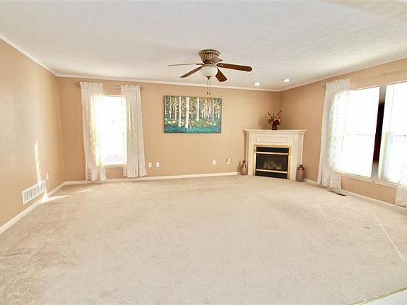 5th image of 616 Lenox Ct