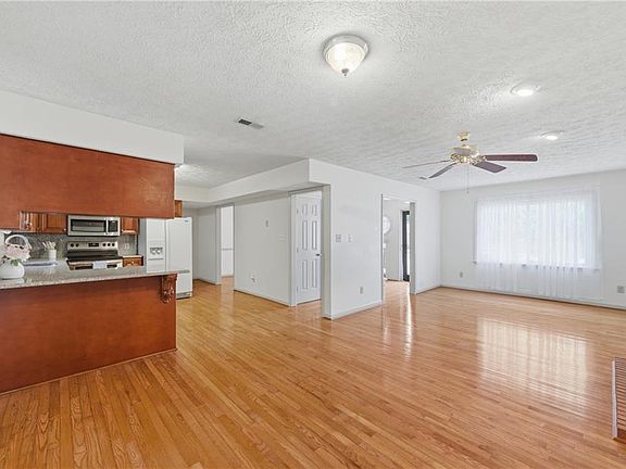 2nd image of 27 Bonney Ln