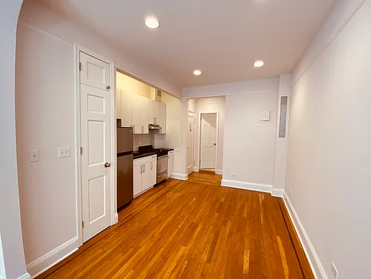 Rented by Metropolis Real Estate of Manhattan | media 11