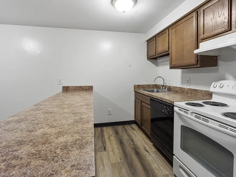 Greenwich Manor Apartments — Photo 27