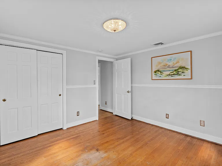 25 Sherwood Rd — Photo 8