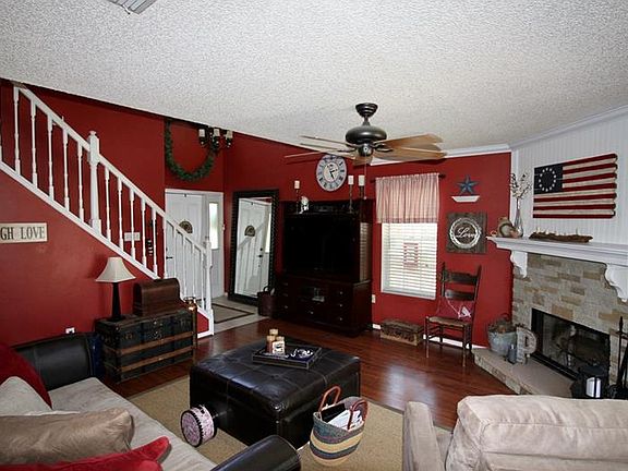 3rd image of 1647 Chatham Cir