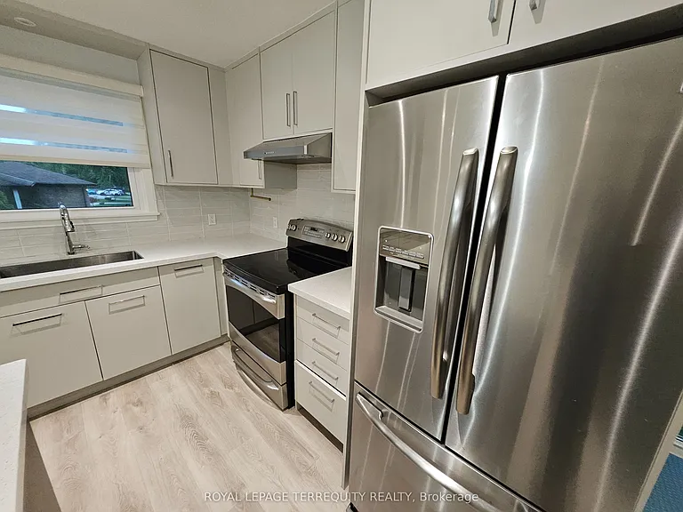2067 Obeck Cres — Photo 4