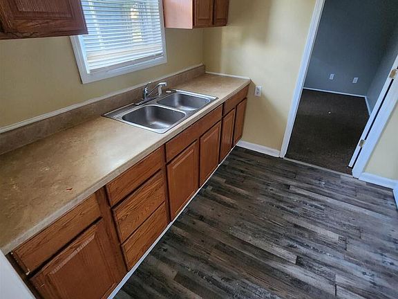 3rd image of 613 W Cherry St
