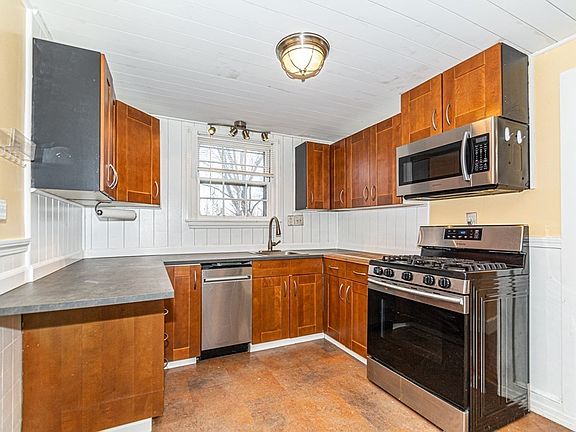 3rd image of 15 Parkview Ln APT D