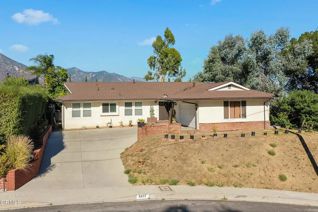 4 bed, 2.5 bath, 1924 sqft, $5,800 — Photo 2