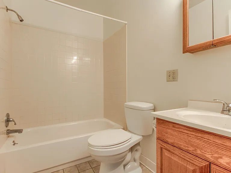 Lincoln Apartments — Photo 15