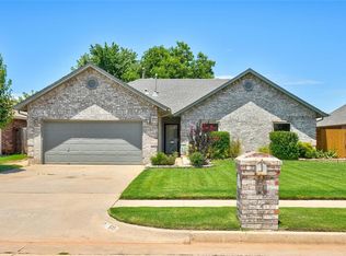 635 W Dowden Dr, Mustang, OK 73064