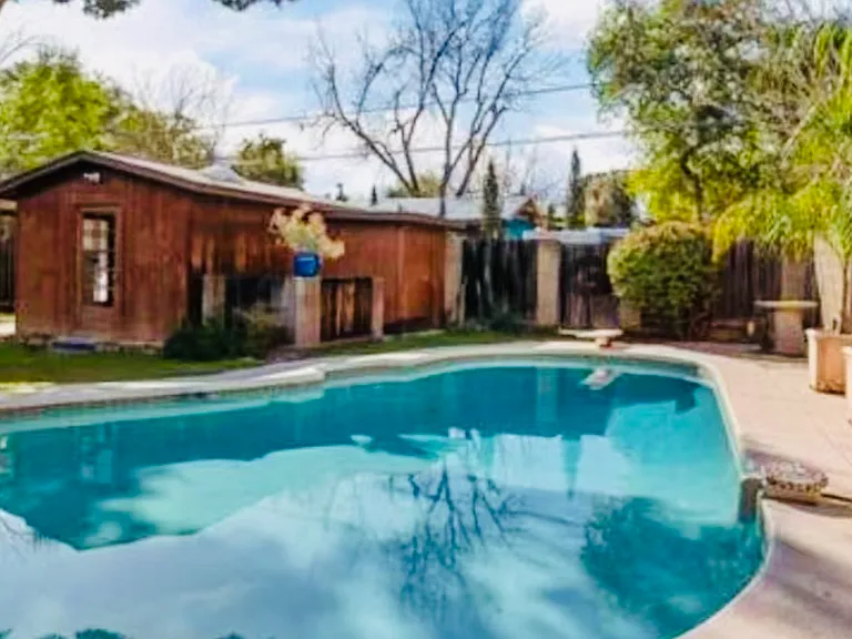 1437 E Hudson Dr — Photo 1