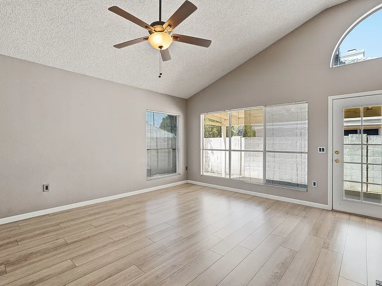 1146 N Granada Dr — Photo 11
