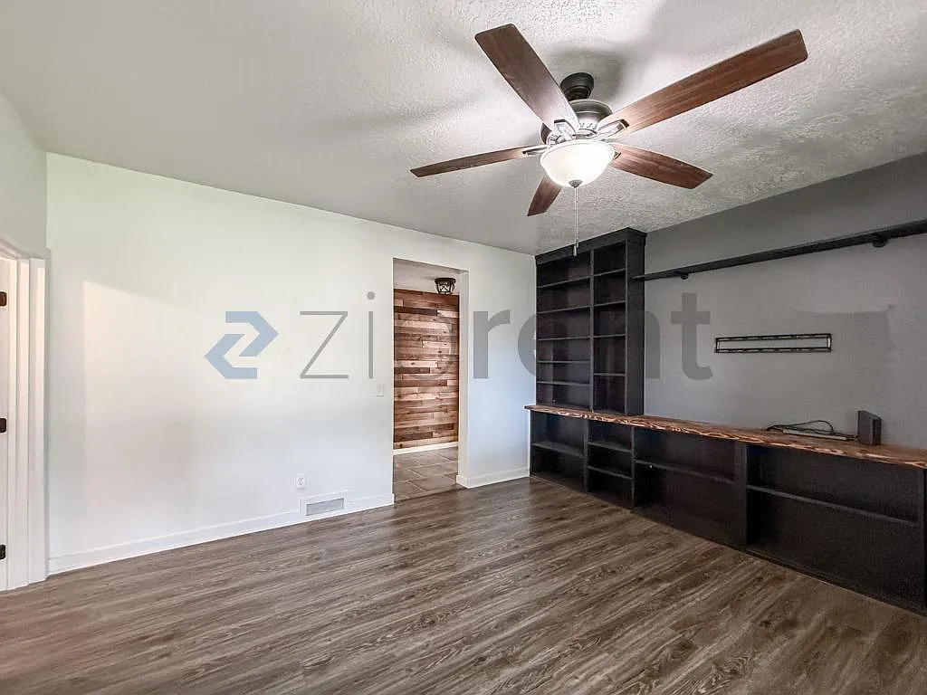4 bed, 2.5 bath, 1936 sqft, $2,800 — Photo 3