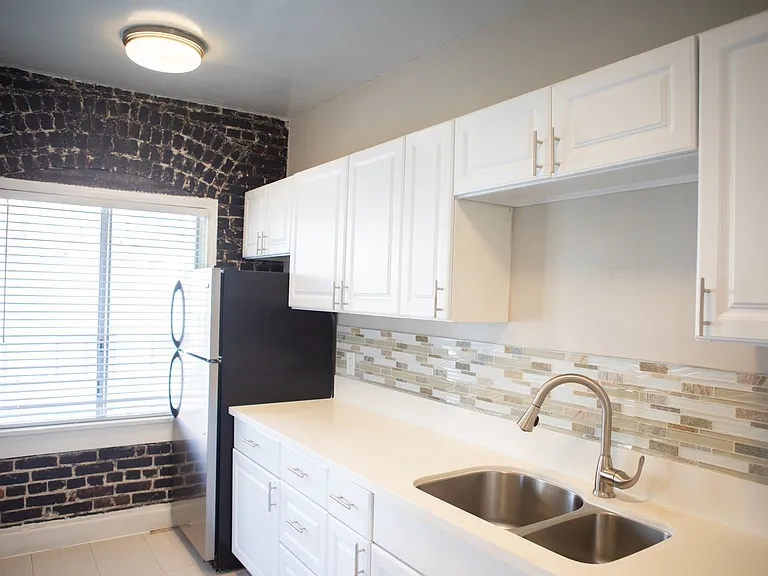Gorgeous Newly Remodeled One Bedroom and Studios — Photo 16