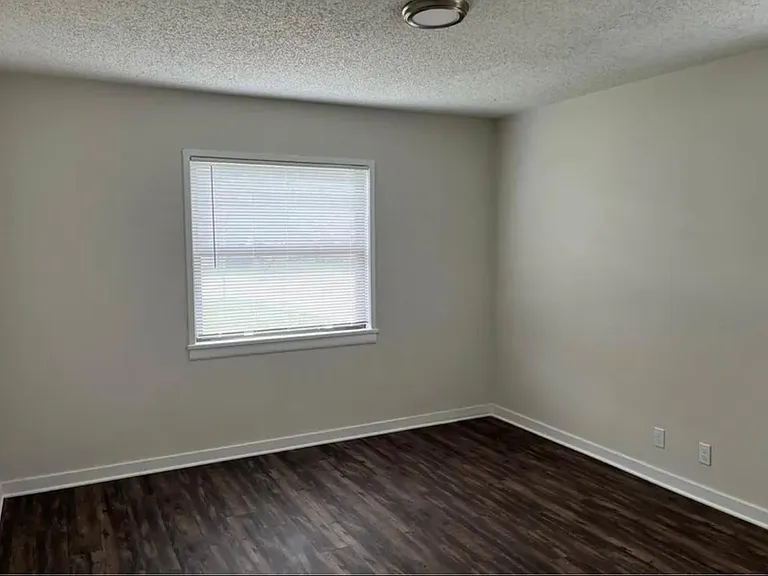 914 SW Dallas St — Photo 4