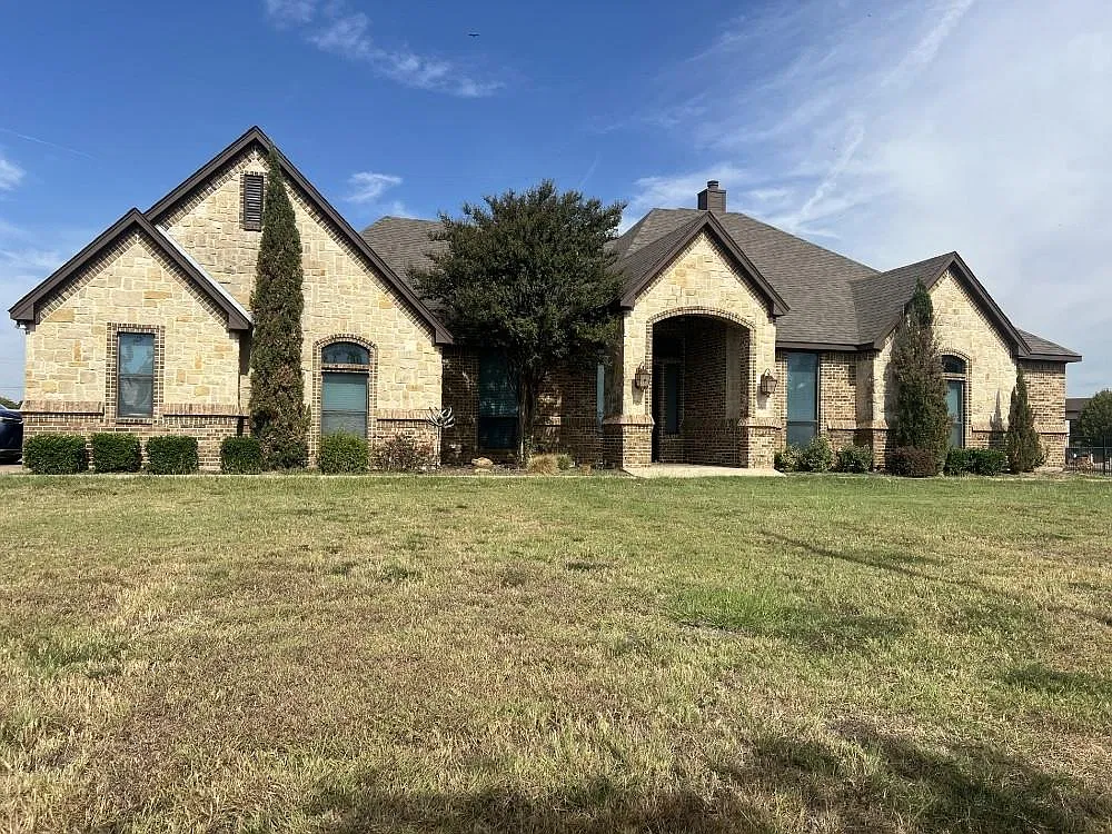 4 bed, 2.0 bath, 2820 sqft, $3,600 — Photo 1
