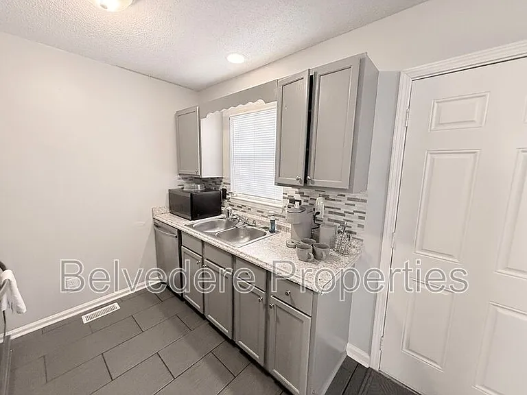 415 N Dudley St — Photo 6