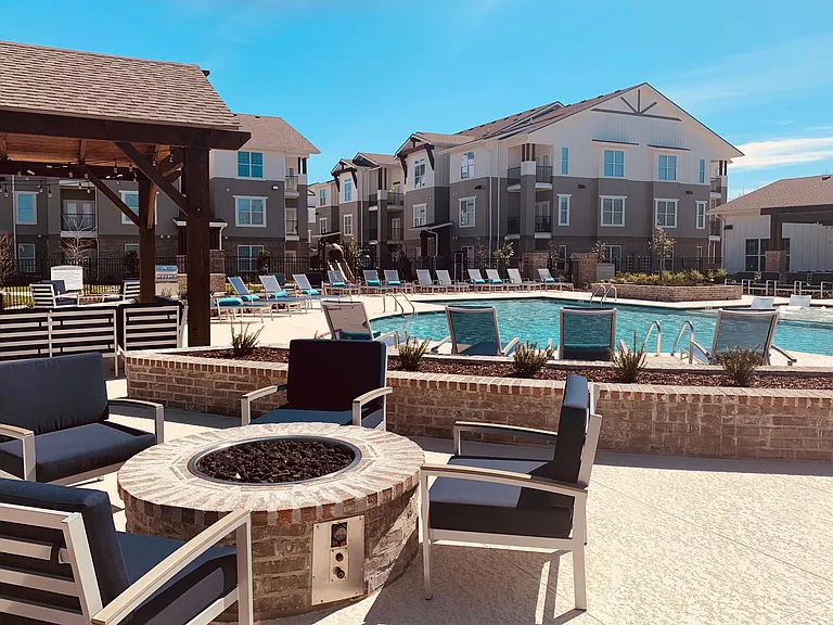 Silver Oaks Apartments — Photo 9