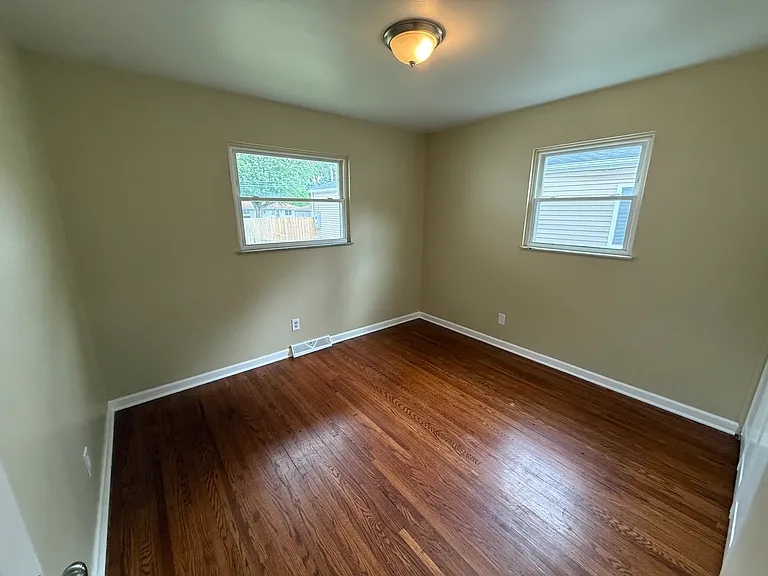 5046 Winona Dr — Photo 11