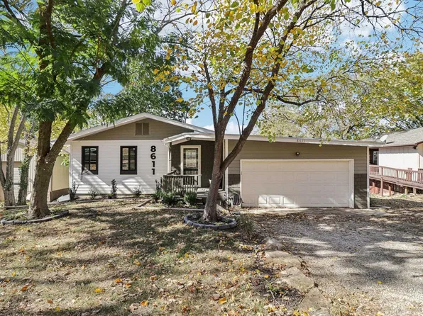 8611 Longview Dr, Ozawkie, KS 66070