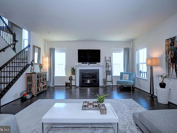 3rd image of 728 Shady Creek Ct