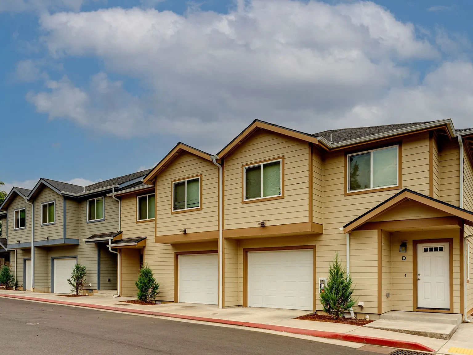 Lindsay Townhomes — Photo 3