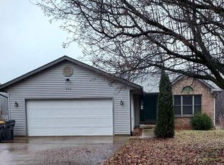 906 W Countryside Ln, Bloomington, IN