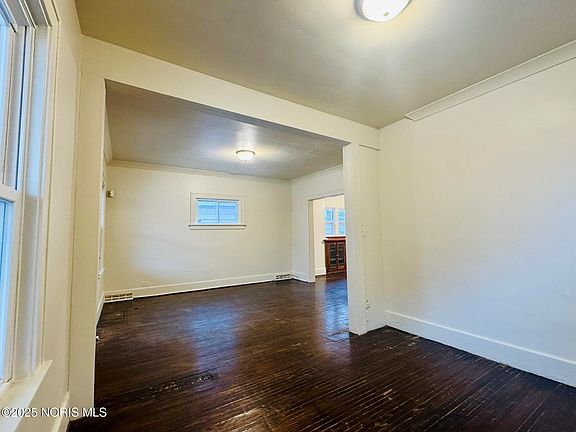 4th image of 330 E Lake St