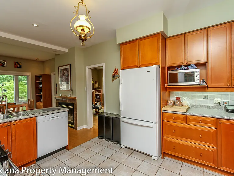437 Riverdale Ave — Photo 12