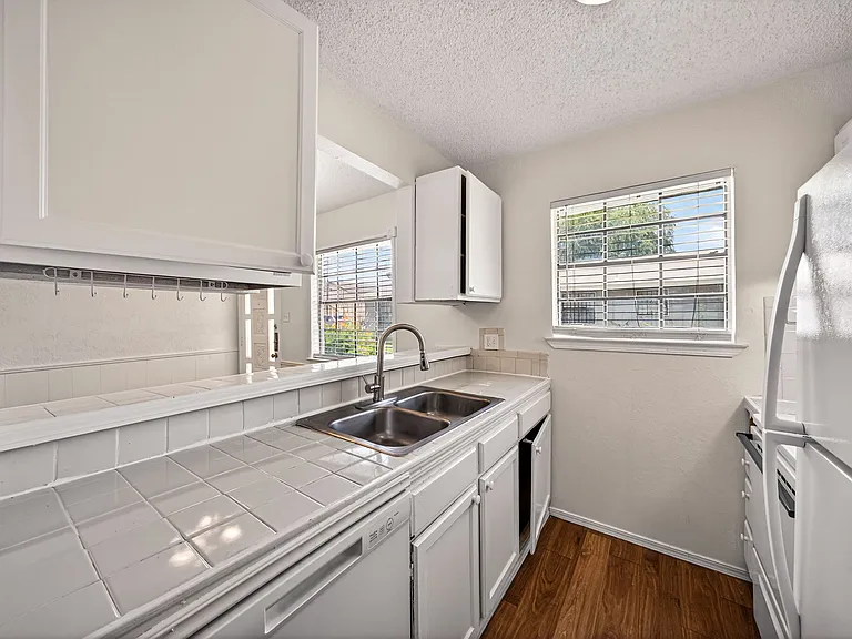 208 Bexar Dr — Photo 14