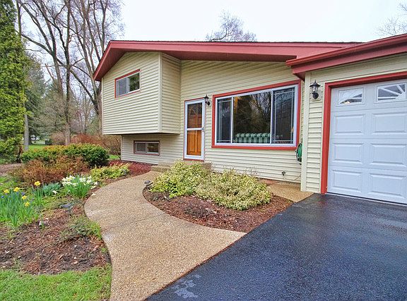 2nd image of 1071 Woodview Dr