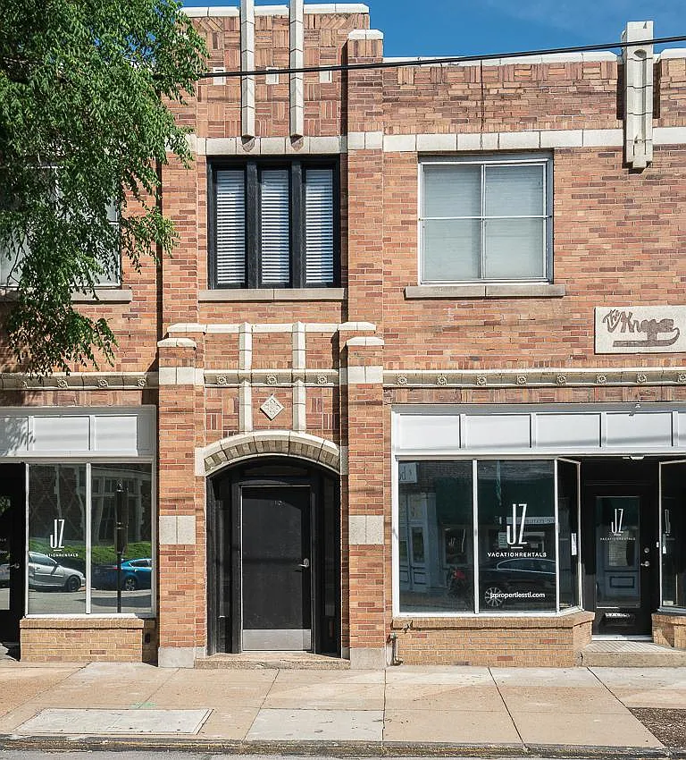 2 bed, 1050 sqft, $2,400 — Photo 3