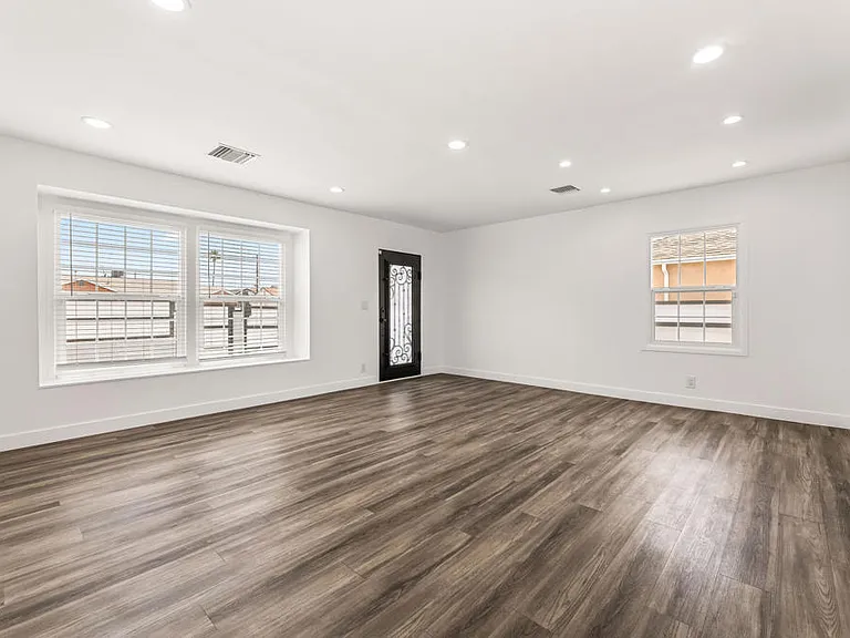 7637 Radford Ave — Photo 13
