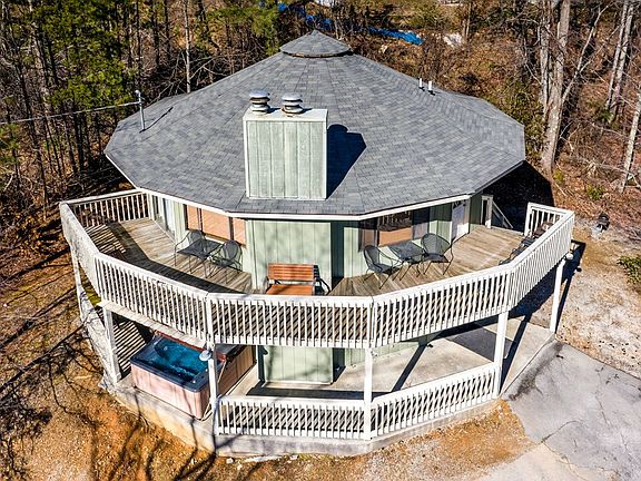 2nd image of 1318 Garrett Dr