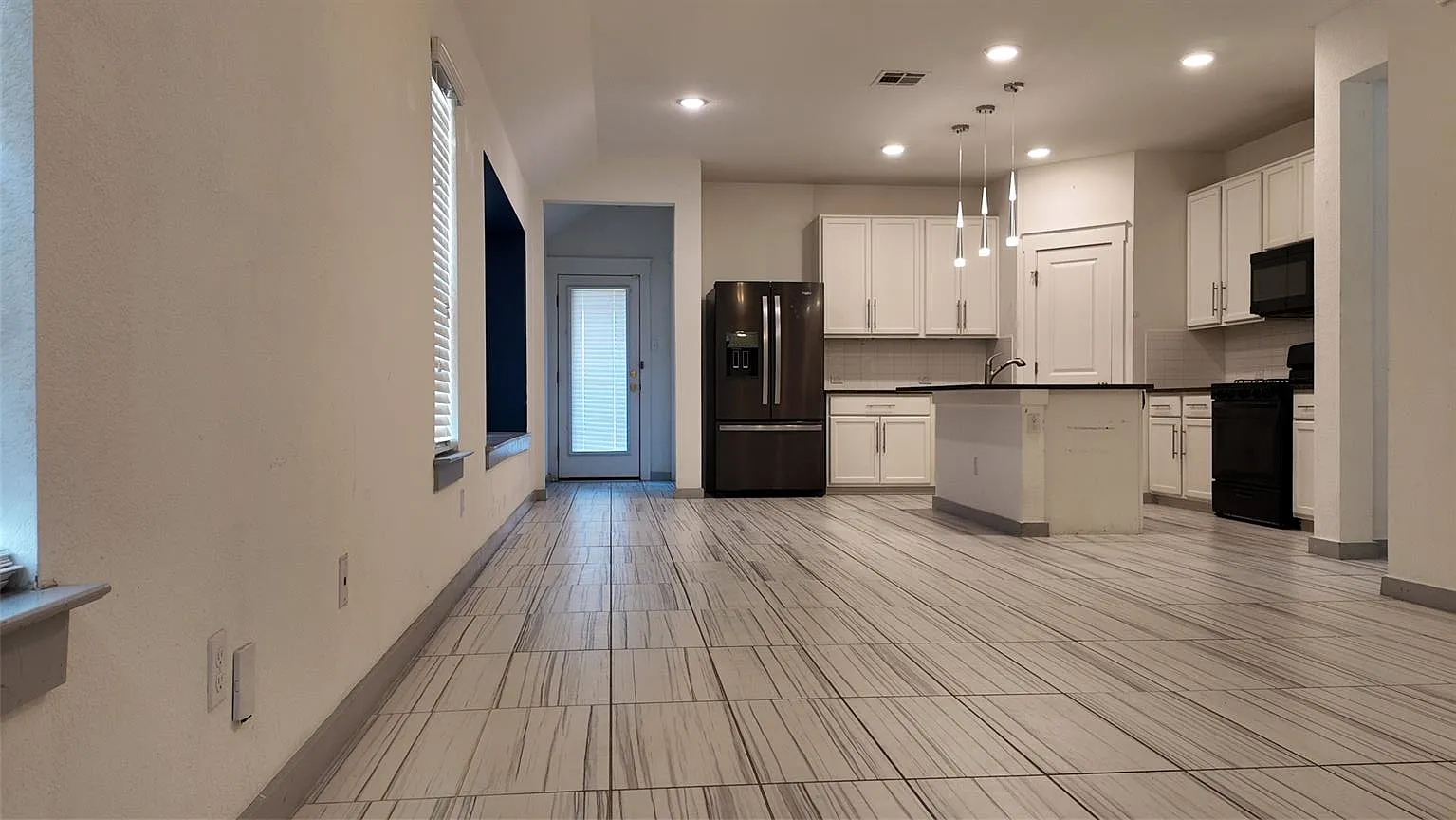 3 bed, 2.0 bath, 1420 sqft, $2,050 — Photo 3
