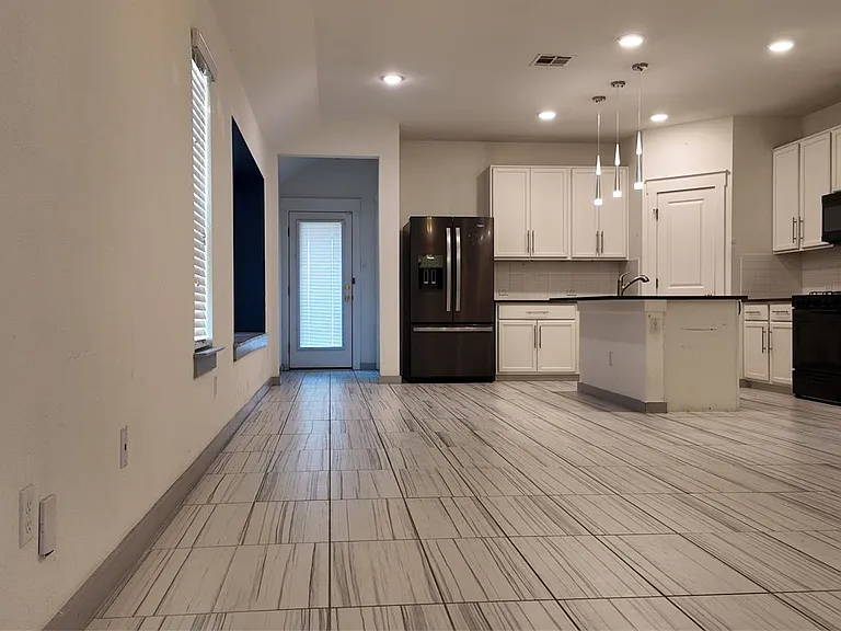 16911 Alturas Ave — Photo 3