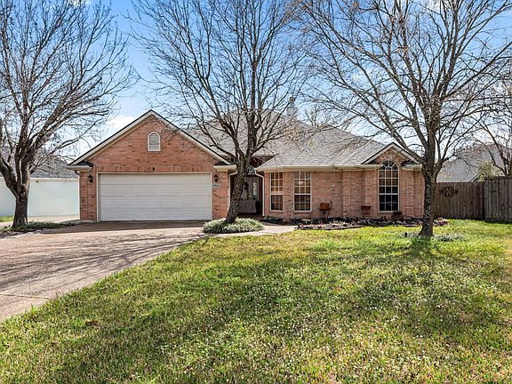 2nd image of 3804 Bridle Trails Ct