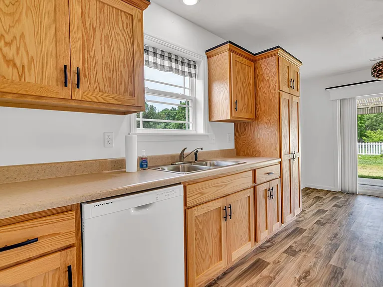 170 Travis St — Photo 18