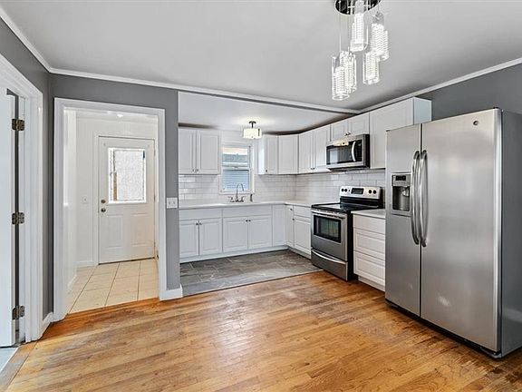 5th image of 35 Hunter Ave