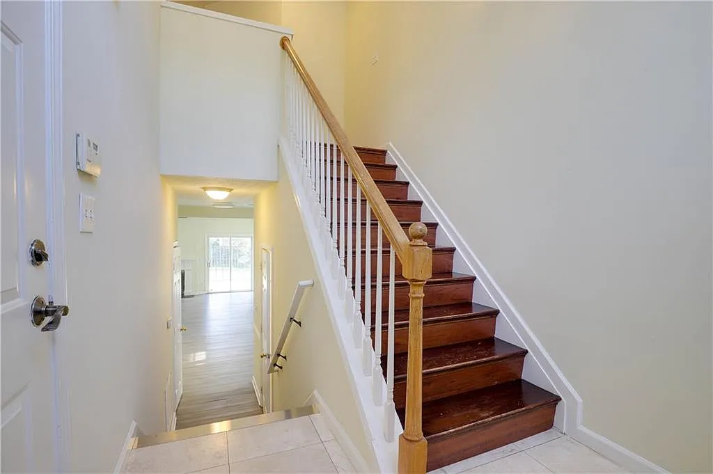 3 bed, 2.5 bath, 1706 sqft, $1,900 — Photo 2