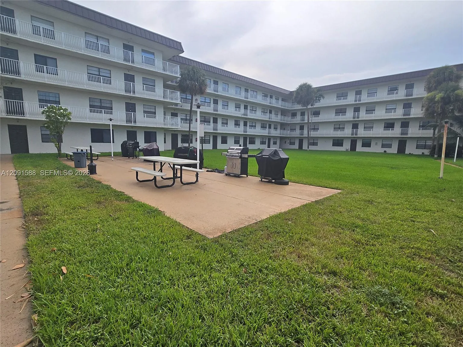Palm Village Club Condo — Photo 4
