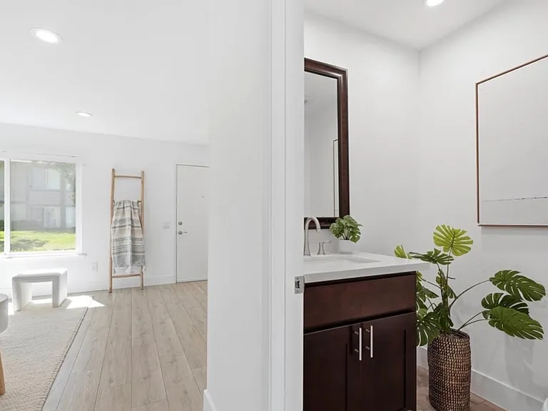 531 W Alton Ave — Photo 3