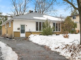 1938 Bromley Rd, Ottawa, ON K2A1C2
