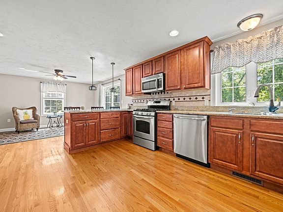 5th image of 11 Village Ln