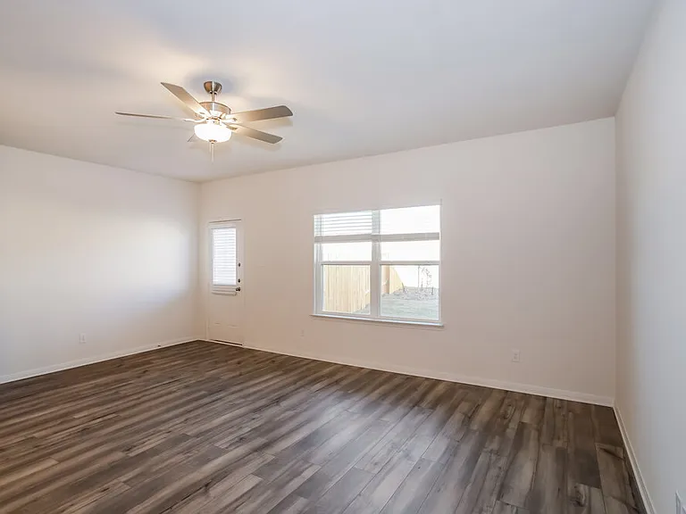 220 Marsh Ln — Photo 5